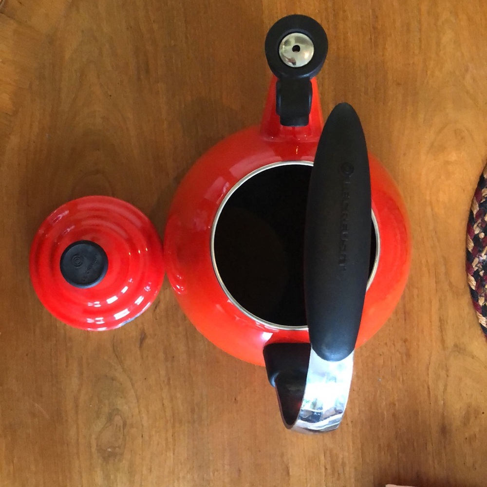Le Creuset whistle tea pot, bright orange!